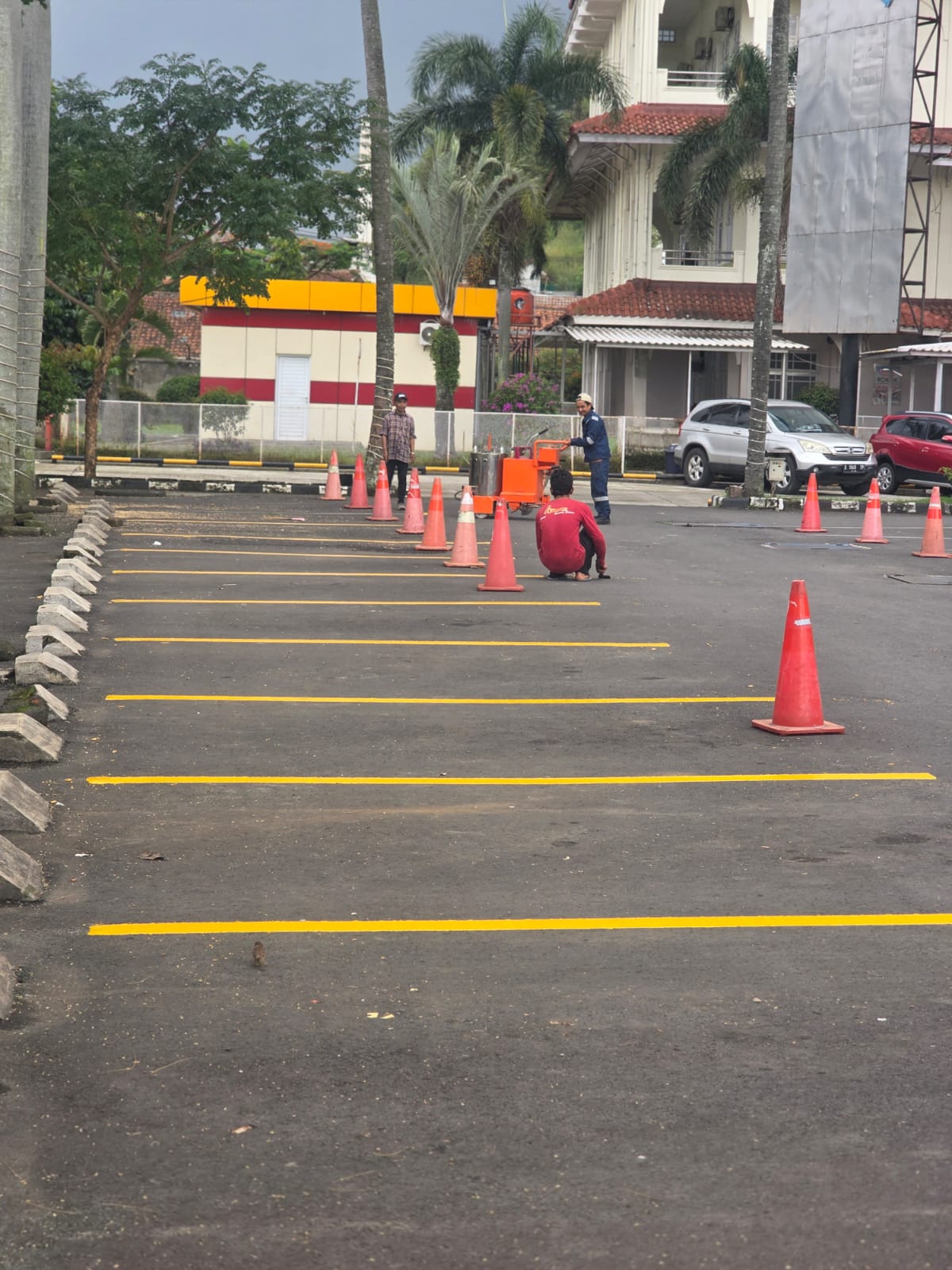 PENGECATAN MARKA PARKIR THERMOPLAST 